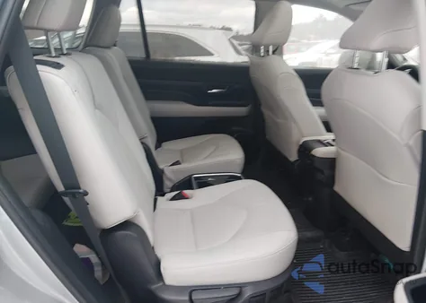 2024 Toyota Grand Highlander Platinum z USA, uszkodzony, nr VIN 5TDAAAB53RS057934